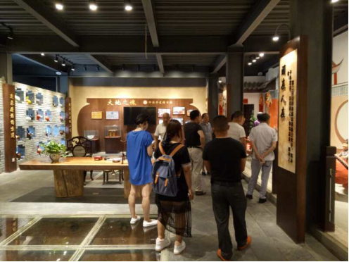 成都大(dà)地魂“孝善文化”成就一(yī)代美酒（2.3定）746.png