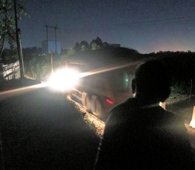 混凝土攪拌站車深夜借道1