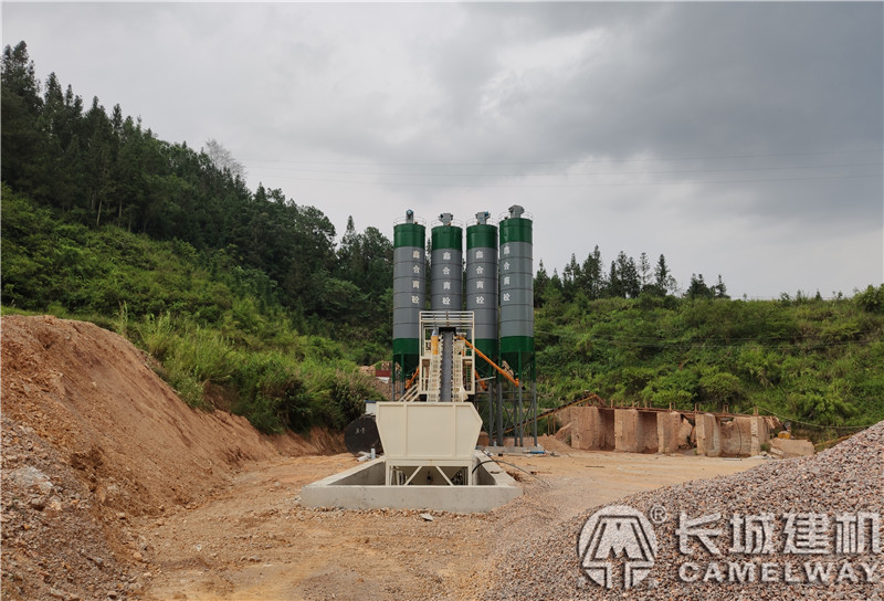 云南客戶采購的長城hzs120攪拌站設備安裝現(xiàn)場