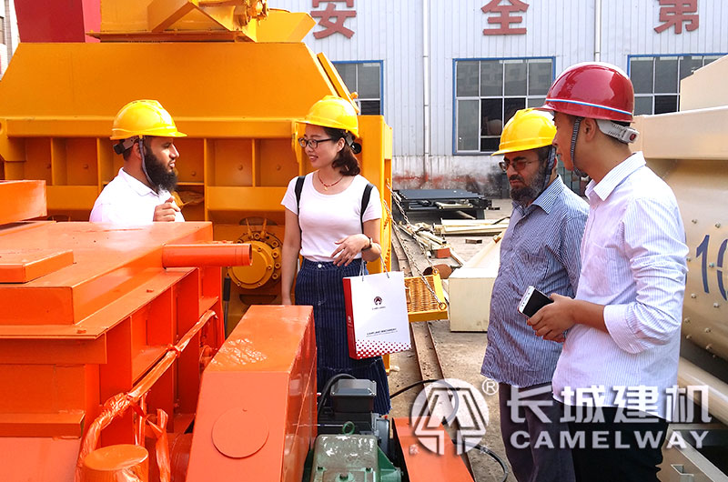 客戶來(lái)長(zhǎng)城建機(jī)廠家考察